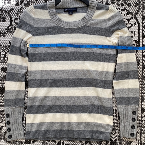 Y2K Banana Republic Cashmere Blend Striped Sweater. Size XS - Picture 7 of 9